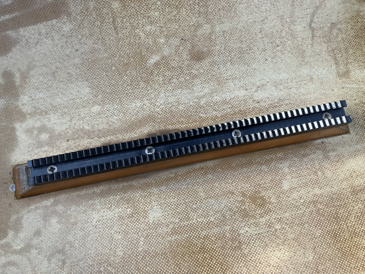 rowinglovers's tweet image. 古くなっていたフォアのパーツを交換し、みんなでリギングを行いました