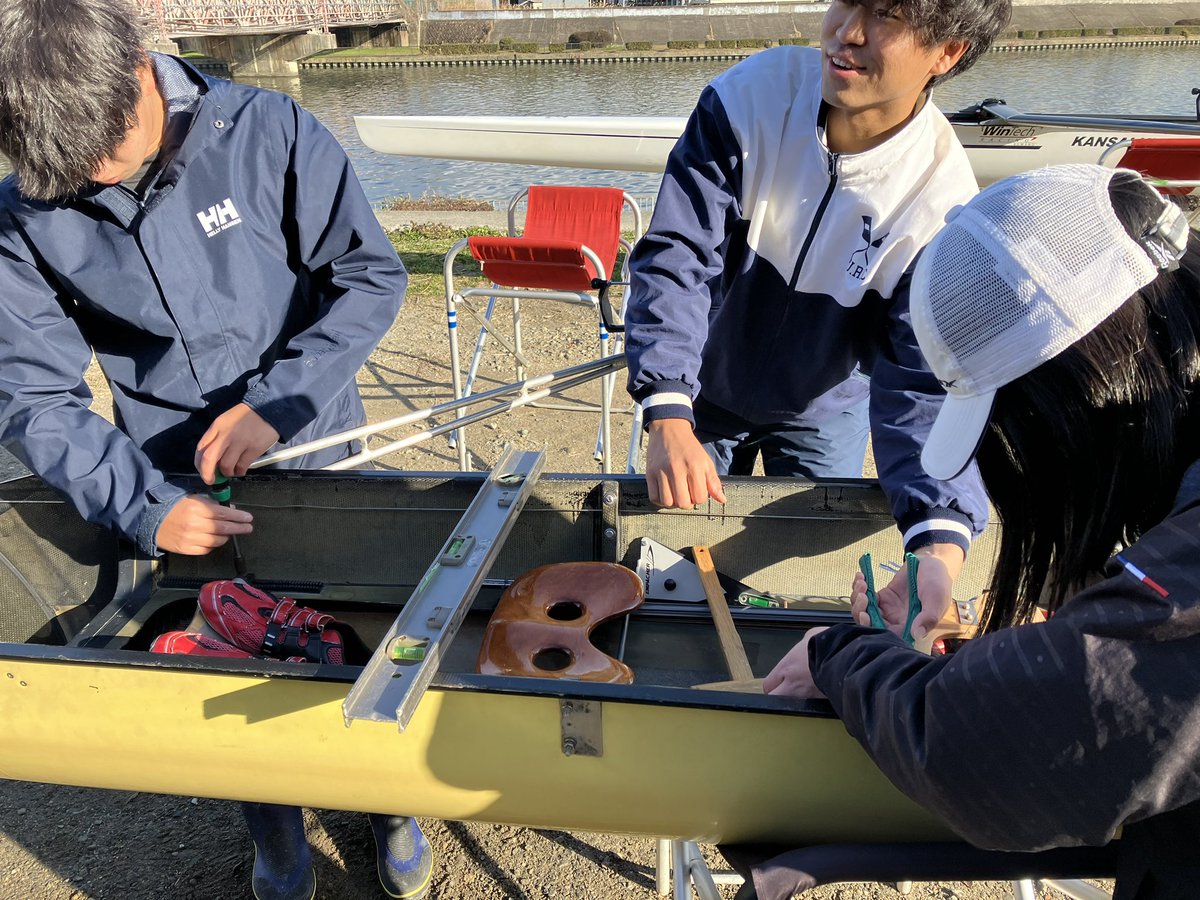 rowinglovers's tweet image. 古くなっていたフォアのパーツを交換し、みんなでリギングを行いました