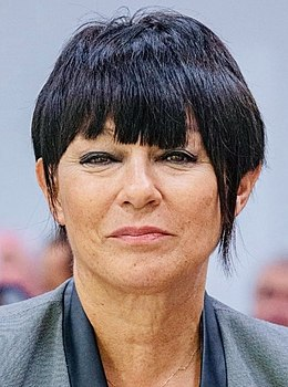 #GaurkoEgunez jaio zen 1963an Maddalen Iriarte  kazetaria, telebista aurkezlea eta politikaria, Donostian.
eu.wikipedia.org/wiki/Maddalen_…