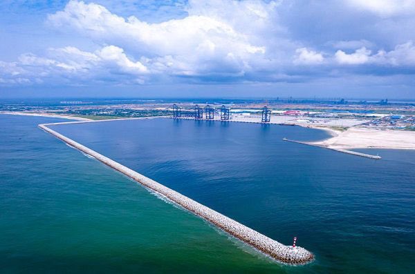 moore_ojo's tweet photo. It is located approximately 65 kilometers to the East of Lagos city and spreading over 90 hectares of land bordered on the South by the Atlantic Ocean
It is the biggest port in Nigeria, and one of the biggest in sub-Saharan Africa.
#LagosProjects
#PMBInLagos
#LekkiDeepSeaPort https://t.co/kR8Yyuxsqw
