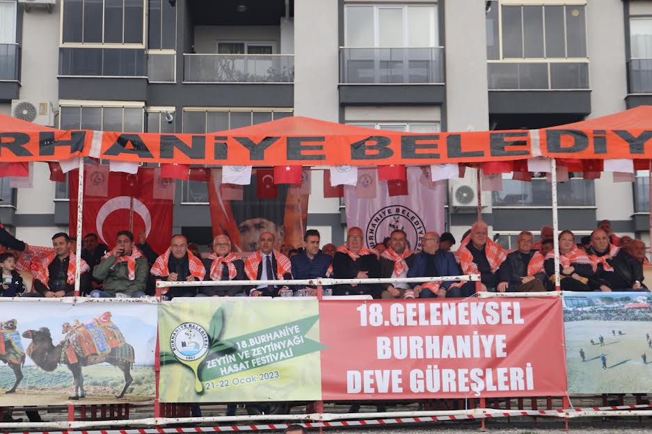 Burhaniye Belediyesi 18. Zeytin ve Zeytinyağı Hasat Festivali kapsamında yapılan Deve güreşleri son yılların en coşkulu müsabakalarına sahne oldu. Yaklaşık 200 devenin güreştiği müsabakalarda kupa gösterileri nefesleri kesti.
@BurhaniyeBld@kemal_deveciler 
yenihabergazetesi.net/haber/4436/7-d…