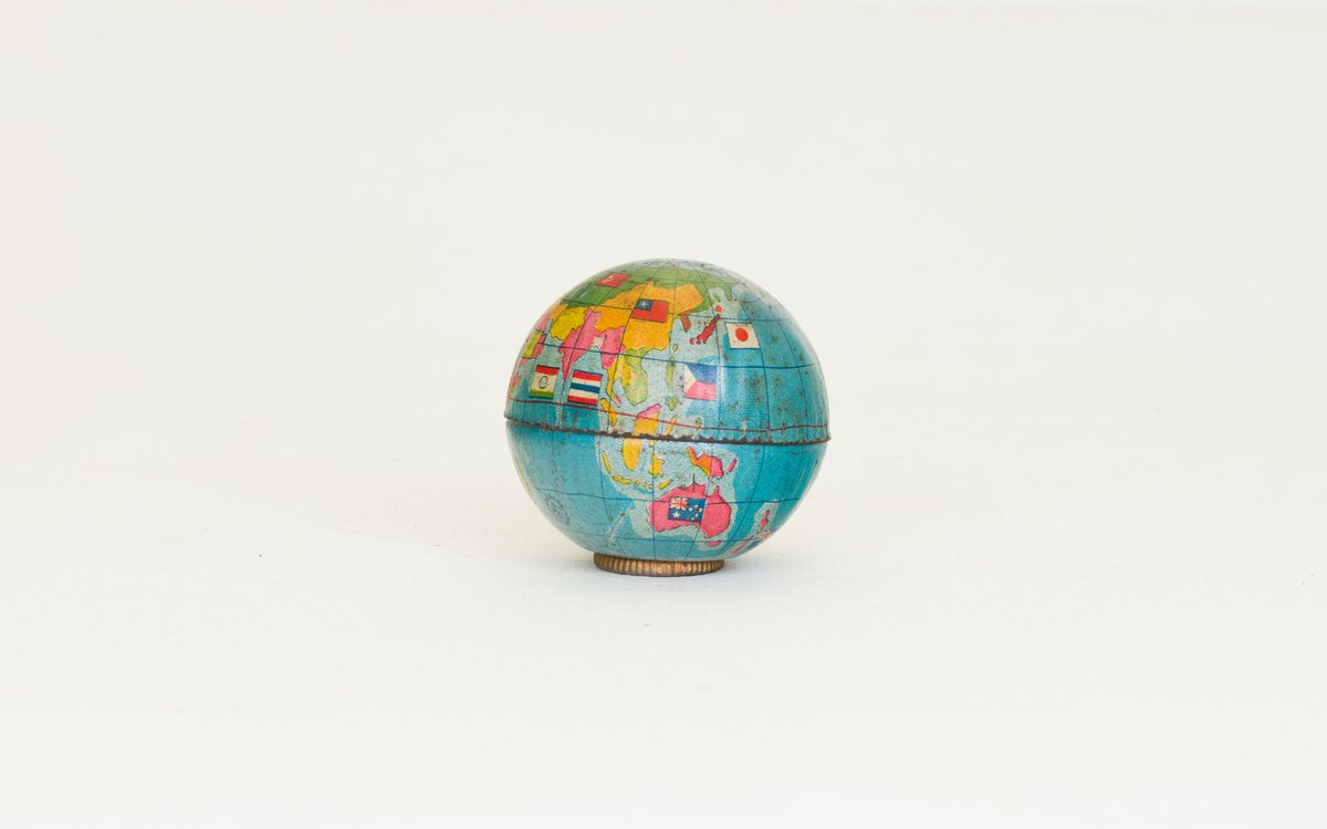 Something fun for your Friday! This is a globe pencil sharpener from Japan (ca. 1935). 

See it in action here: raremaps.com/gallery/detail…

#maps #globe #wholeworldinyourhand