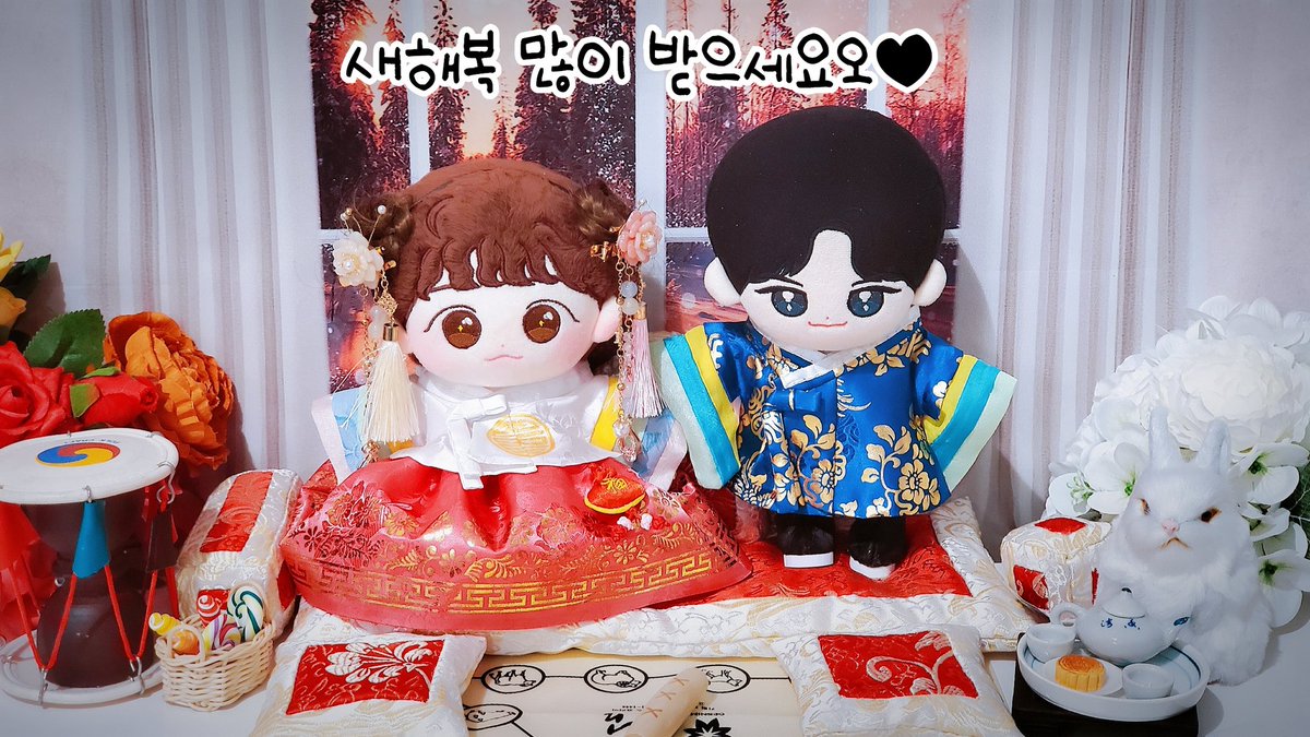 #쥬니랑_미니랑 
쮸냐와 미야의 설맞이🧧 (2/2)

설을 맞아 윷놀이부터 시작한 쮸냐와 미야🎵

윷을 읽는 방법을 두고 옥신각신한 모양이지만 결국 미야가 또 져준거 같네요🤣

그만 놀고 얼른 이머들께 세배 올리러 오란 말에 쪼르르 달려온 쮸냐미야들💨

🧸이머들 새해복 많이 받으세요오❤🙇‍♀️🙇‍♂️