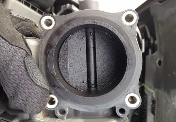 بواجي عمرها الافتراضي بين ٧٠ الف الى ٨٠ الف بحد اقصى ، ينقص اذا كنت راعي خطوط سفر او راعي سرعات عاليه الى ٦٠ الف ، ويجب تنظيف بوابه دخول هواء معها ، ويفضل انك تسويه تصفيه للبخاخات للاستفاذه كامله من تغير بواجي