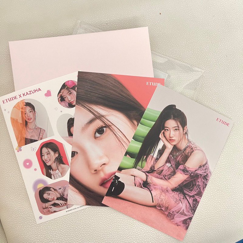 DarkMask01's tweet photo. ขาย  ETUDE X KAZUHA 
คาสึฮะ 200 รวมส่งค่ะ เดมหรือสั่งผ่าน shopee https://t.co/pUK4pVf0uV

โปสการ์ด+สติ๊กเกอร์ค่า
#ตลาดนัดLESSERAFIM #ตลาดนัดLE_SSERAFIM #kazuha https://t.co/JvHK4L7WwL