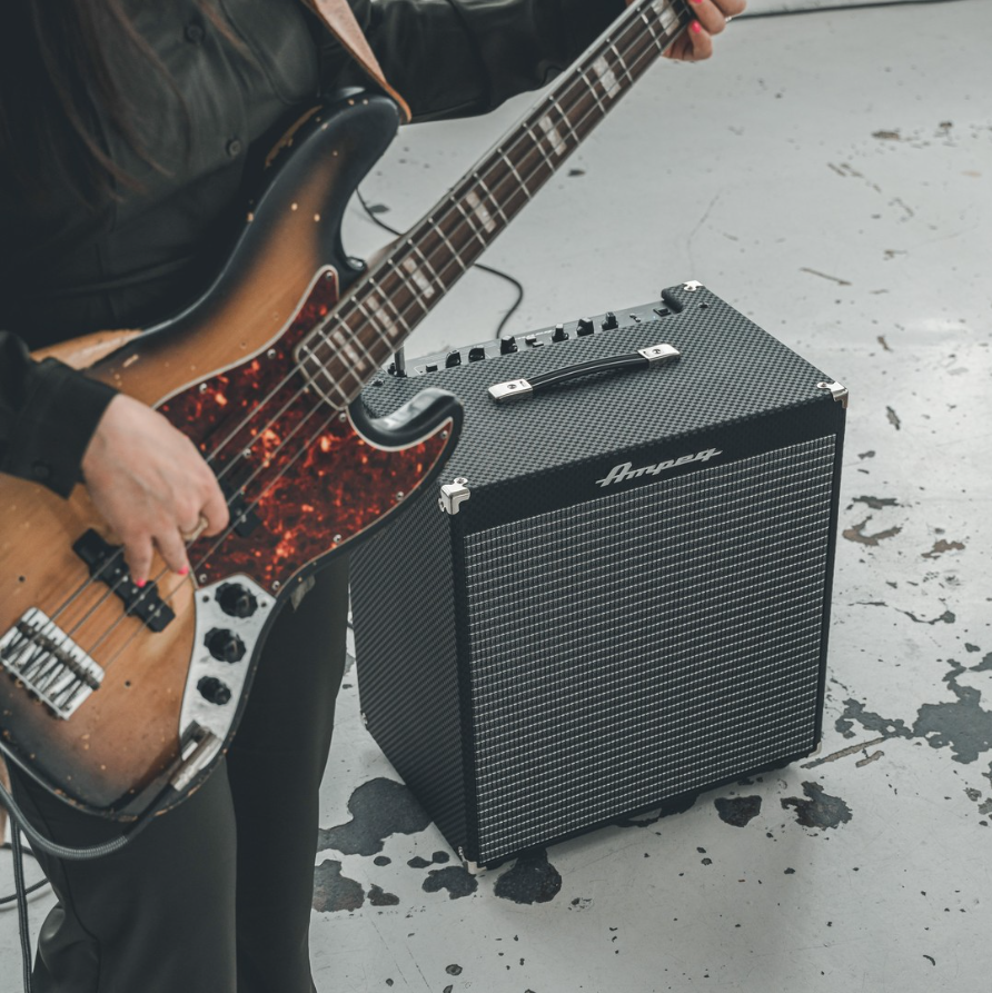 Ampeg_jp's tweet photo. \いつでもプロフェッショナルな #Ampeg サウンドを✨/
3バンドEQとSGTオーバードライブに加え、ウルトラ・ハイ/ウルトラ・ロー・スイッチを搭載した200Wの #RB115🚀15インチならではの「間違いない」低域感。ライブはもちろん、録音用途にも大活躍です💪
製品紹介👇
https://t.co/f9jJY6600l https://t.co/Ptxvt2GITY