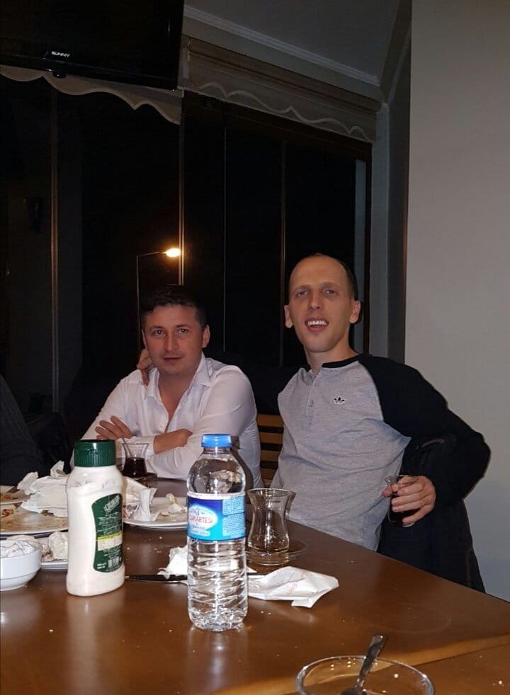 Sene 2015. Bayram arefesinde Trabzon'da Galatasaray maçı var. Yana yakıla araç arıyoruz ama 4-5 kat fiyat veriyor herkes. Maçtan bir gün önce Facebook'tan "İsmail Kaya" diye birisi mesaj attı. "Ben sizi götürürüm, haftaya da Ankaraspor maçı var kalırsanız ona da götürürüm +