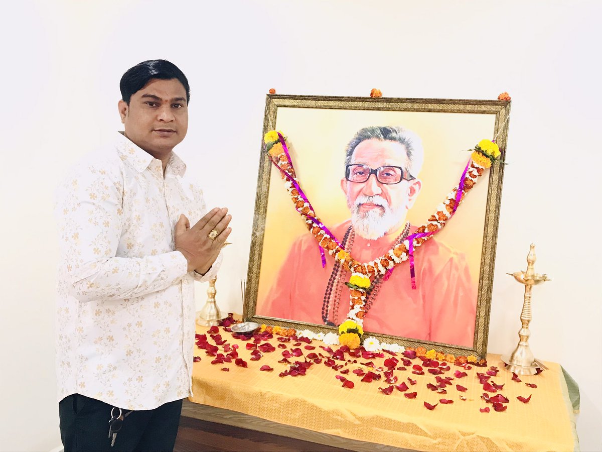 RajeshP01558459's tweet photo. वंदनीय हिंदुहृदयसम्राट शिवसेनाप्रमुख बाळासाहेब ठाकरे यांच्या पवित्र स्मृतीस विनम्र अभिवादन ! 
#साहेबजन्मदिवस 
#२३जानेवारी 🙏 https://t.co/Ec3gwYZ7U2