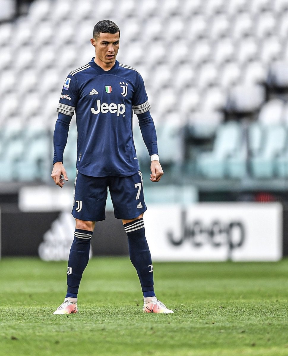 TimelineCR7's tweet image. It’s a Cristiano thing. 💫