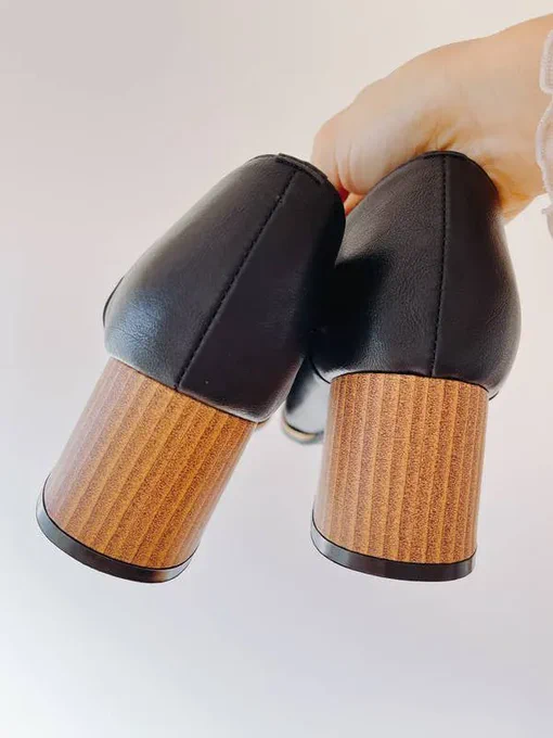 【しまむら】足首がすっきり見える…!2420円の「高見えシューズ」どっしりヒールで歩きやすいの!しまむらの「リベットブーティー」がステキ!きれいなシルエットが高見えなんですそしてボリュームのあるヒールがオシャレ!普段使いに活躍してくれますよ〜! 