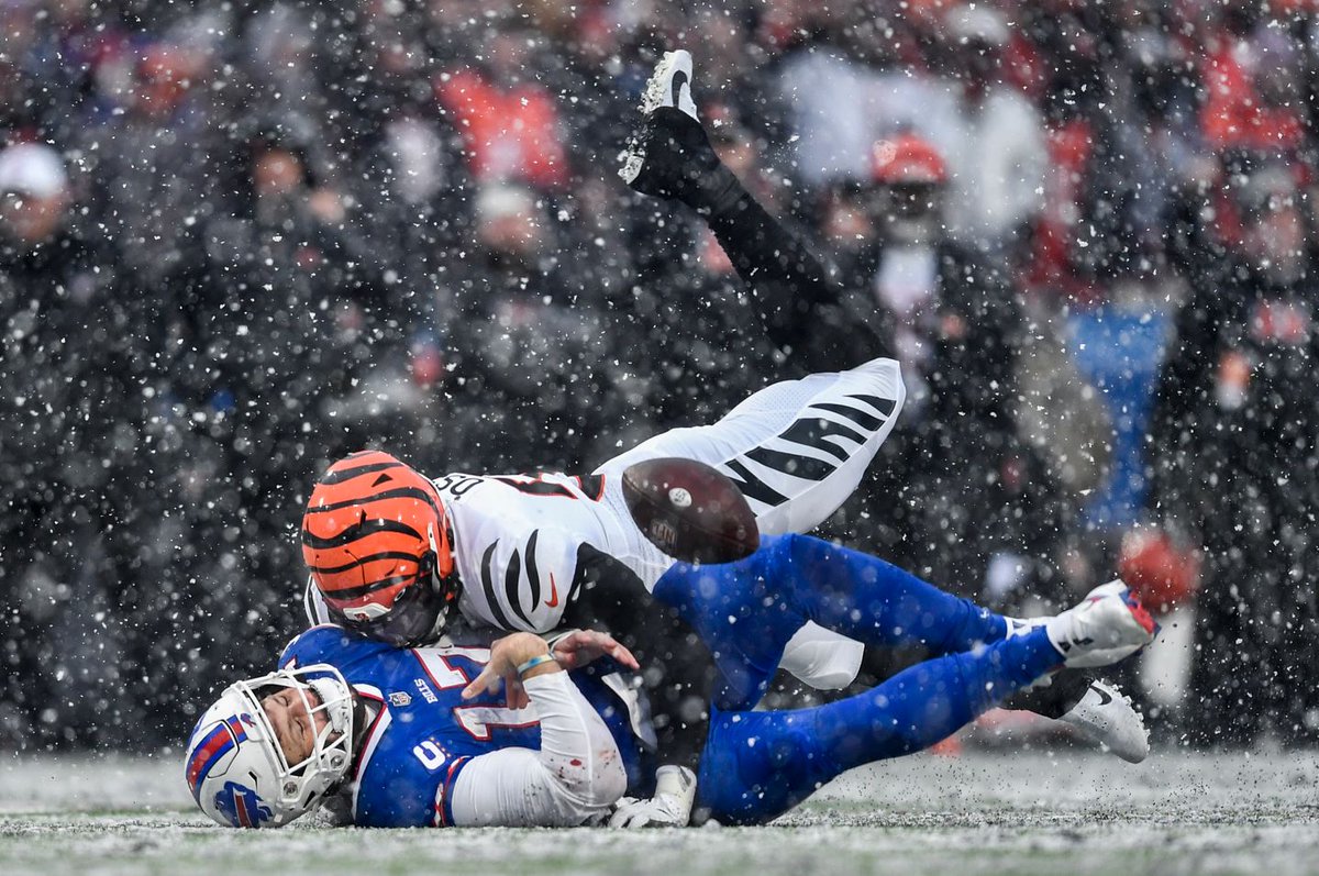 Local12's tweet image. "Who dey think gonna beat dem Bengals? Noooobody.”

RECAP: bit.ly/3Hpqabo
PHOTOS: bit.ly/3HnkT3Z
POSTGAME: bit.ly/3XRIhMm
CELEBRATION: bit.ly/3Hpq9US
NEUTRAL FIELD?: bit.ly/3XQccow

#Bengals #RuleTheJungle #RuleThePlayoffs