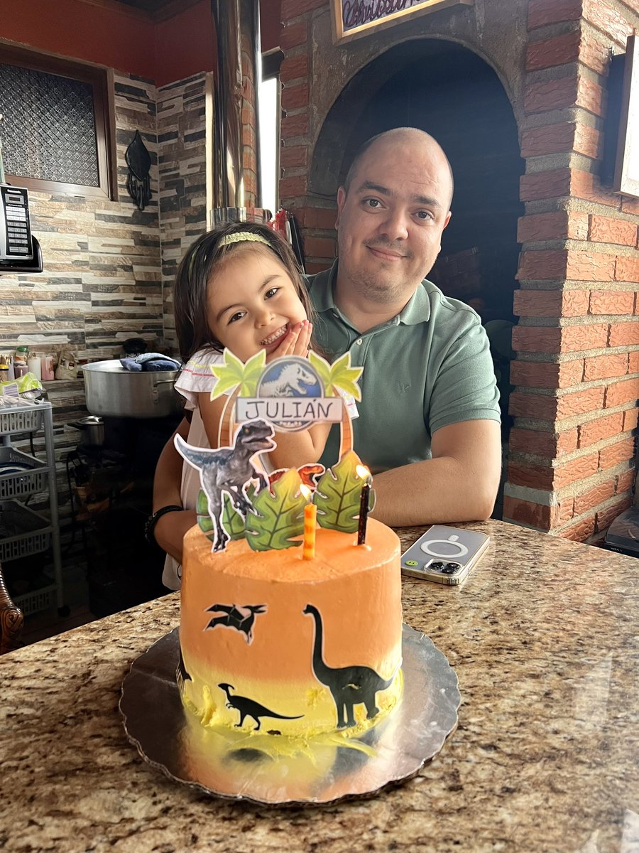 Llegaron los 36; se fue la juventud, y llegó la edad adulta.

Agradecido con mi familia y con la vida. Espero seguir soñando y luchando por lo que siento y creo.