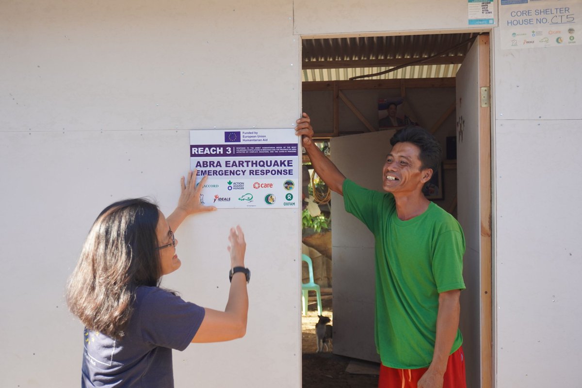 oxfamph's tweet photo. Together with @EU_ECHO @ECHO_Asia (which funded the #REACHProject), Oxfam Pilipinas and COM, @EndHungerPH, @CAREphl, @ACCORD_Inc, and CORDIS visited the beneficiaries of core shelters built using Build Back Safer principles.
📷 Neal Igan Roxas / @oxfamph
(3/6) https://t.co/ZaYZzkThgr