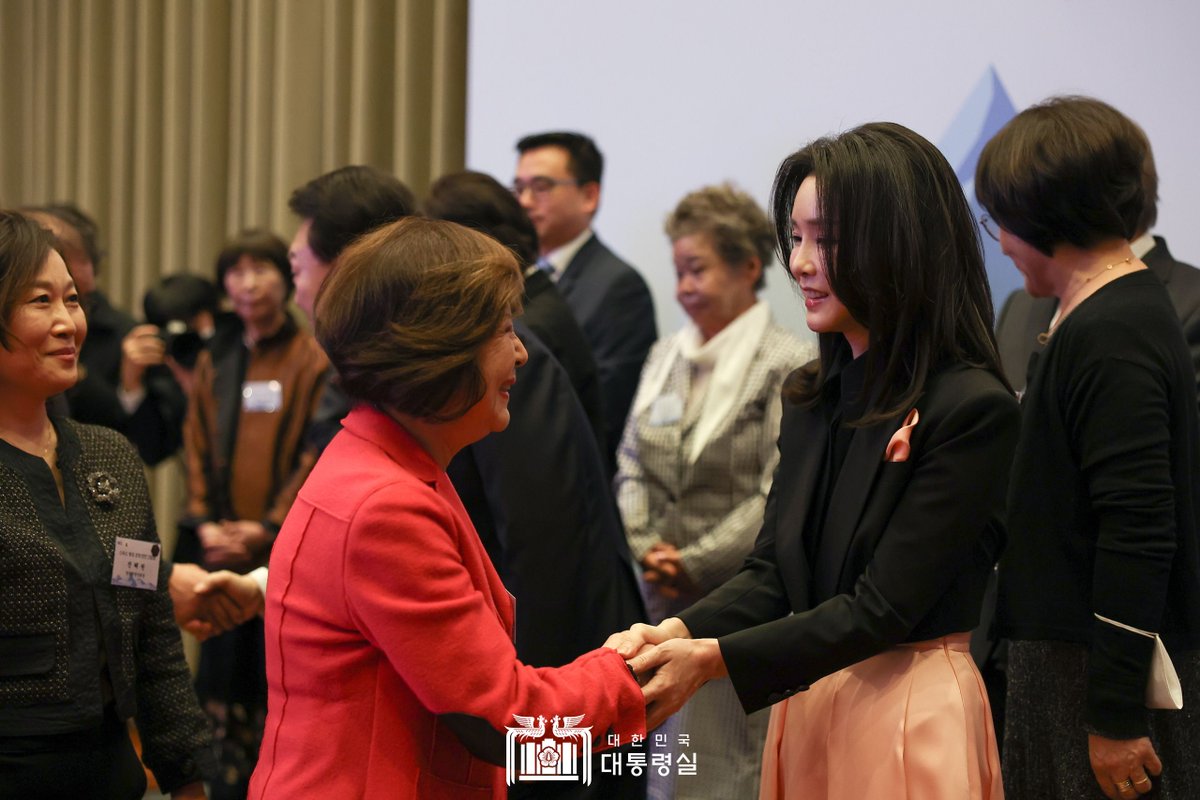 대통령실이 공개한 대통령 공식 행사 사진

근데 우리나라 대통령이 언제 바뀌었지?