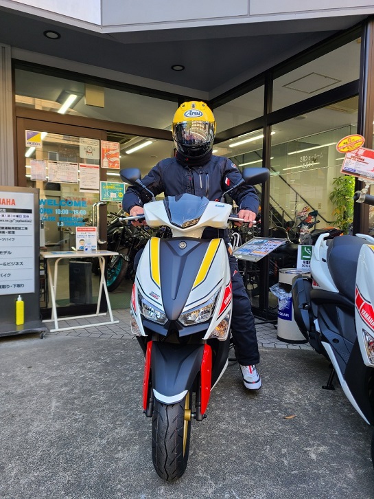 YSPfushimi's tweet photo. 昨日呟けなかった納車風景を😃
グリファスWGP60th納車させていただきました✨
新しい相棒の写真を撮影するK様を撮影📷
ケニーのヘルメットも渋い😍
沢山楽しんでHAPPYなBIKE LIFEをお過ごしください😃
#YAMAHAが美しい
#グリファス
#WGP60th
#ケニーロバーツ https://t.co/DgYB57SNHH