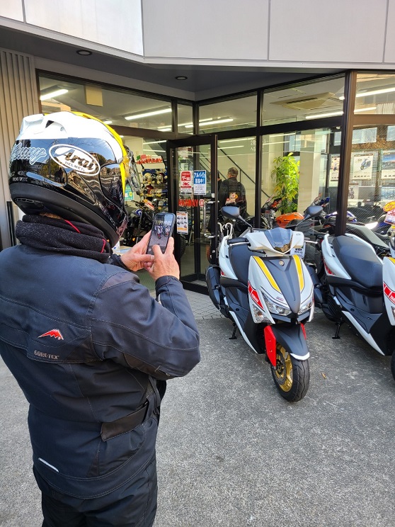 YSPfushimi's tweet photo. 昨日呟けなかった納車風景を😃
グリファスWGP60th納車させていただきました✨
新しい相棒の写真を撮影するK様を撮影📷
ケニーのヘルメットも渋い😍
沢山楽しんでHAPPYなBIKE LIFEをお過ごしください😃
#YAMAHAが美しい
#グリファス
#WGP60th
#ケニーロバーツ https://t.co/DgYB57SNHH