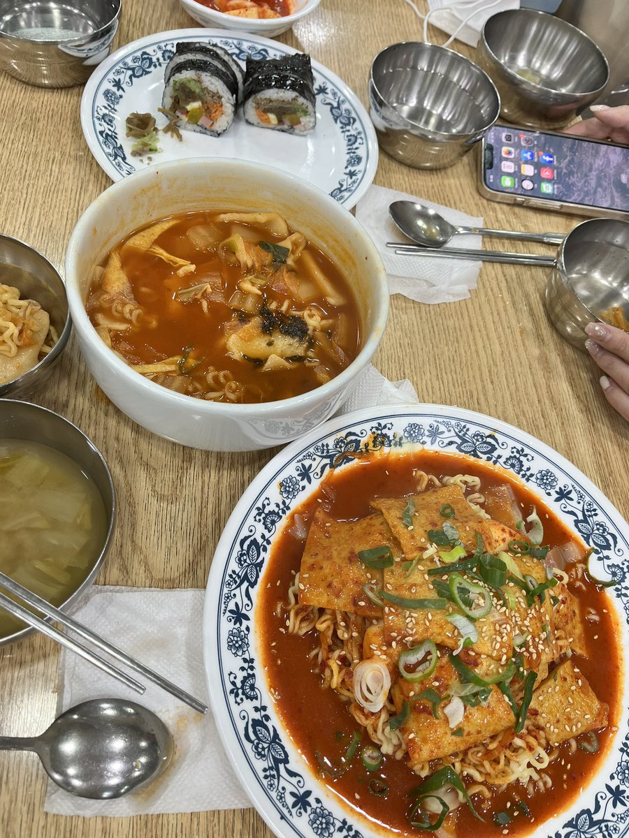 boomboom620's tweet photo. 江南駅とシンノニョン駅の間にある장원김밥安くて美味しくてオススメ🫶🏻
行く時はいつも라제비(ラジェビ), 라볶이(ラポッキ), 야채김밥(ヤチェキムパプ)注文してるよ🫶🏻
時間帯によっては列並ぶ時もあるけど😖

📍 서초동 1308-13 https://t.co/G6RT6zqsdB