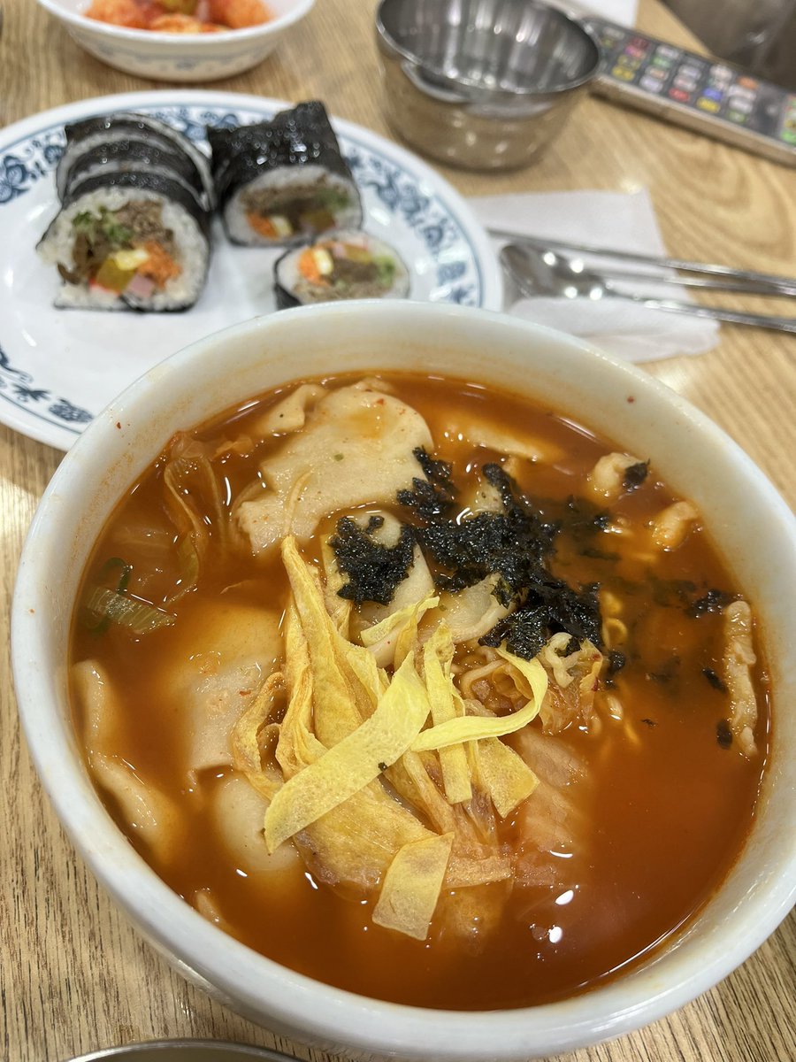 boomboom620's tweet photo. 江南駅とシンノニョン駅の間にある장원김밥安くて美味しくてオススメ🫶🏻
行く時はいつも라제비(ラジェビ), 라볶이(ラポッキ), 야채김밥(ヤチェキムパプ)注文してるよ🫶🏻
時間帯によっては列並ぶ時もあるけど😖

📍 서초동 1308-13 https://t.co/G6RT6zqsdB