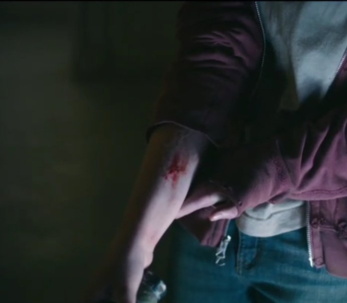 ellxverse's tweet photo. na minha visão eles fizeram a ellie ser mordida dnv pra mostrar pro joel e pra tess que ela é realmente é imune já que não vai ter esporos #TheLastOfUsHBO https://t.co/oFbbD9dfrN
