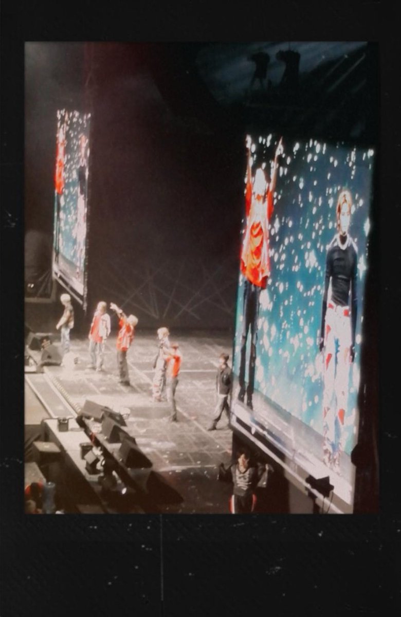 aliveahahafck's tweet photo. Weona no superó que vi a los nct en vivo?!! 😭 Me desgarre la garganta literal por todos los miembros pero por el taeil, el doyoung y jungwoo bb la di toda y mas💖💚
Un pixel de los neos 👩🏻‍🦲
#NCT127inSANTIAGO https://t.co/Hx1qfrcZbF