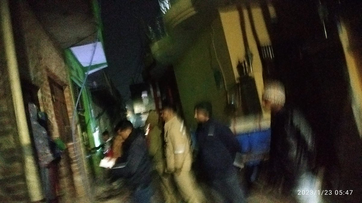dvvnlfirozabad's tweet photo. आज दिनांक दिनांक 23 जनवरी 2023 को पीएसी फोर्स के साथ असफाबाद एंड पुरूषोत्तम बिहार उपखंड क्षेत्र फिरोजाबाद के अंतर्गत मार्निंग रेड की कार्यवाही में 12 कैंपस पर बिजली चोरी में f.i.r. की कार्रवाई की जा रही है@aksharmaBharat @dvvnlfirozabad @MDDVVNL @UppclChairman @ChairmanUppcl https://t.co/3gDIbAGwV7