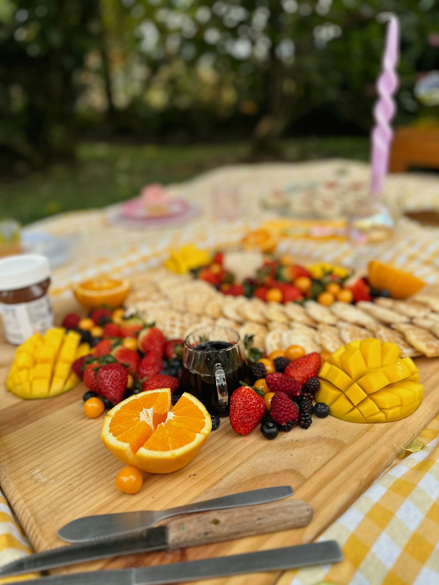 danicedenou's tweet photo. quiero enseñarles el picnic que organicé porque estoy muy orgullosa de que quedó muy lindiii 💖🌸🥐✨💛 https://t.co/iJNUn0UTaD