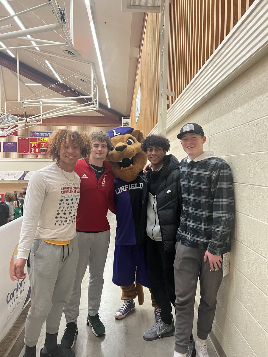 Big thank you to Linfield for having me and the guys down for a visit this weekend!! ⁦<a href="/CoachSmithCats/">Coach Joseph Smith</a>⁩ <a href="/coachbelliott/">Brett Elliott</a>⁩ ⁦@CoachLyons6⁩ ⁦<a href="/CoachCross2/">Coach Sheldon Cross</a>⁩ ⁦<a href="/RFordFSP/">Reggie Ford</a>⁩
