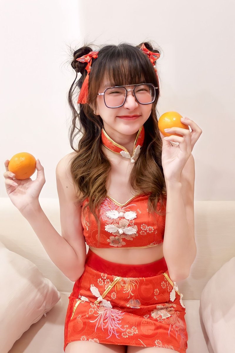 FriendCMJ's tweet photo. 👓+🧧+🍊 https://t.co/4PLQGEqeeC