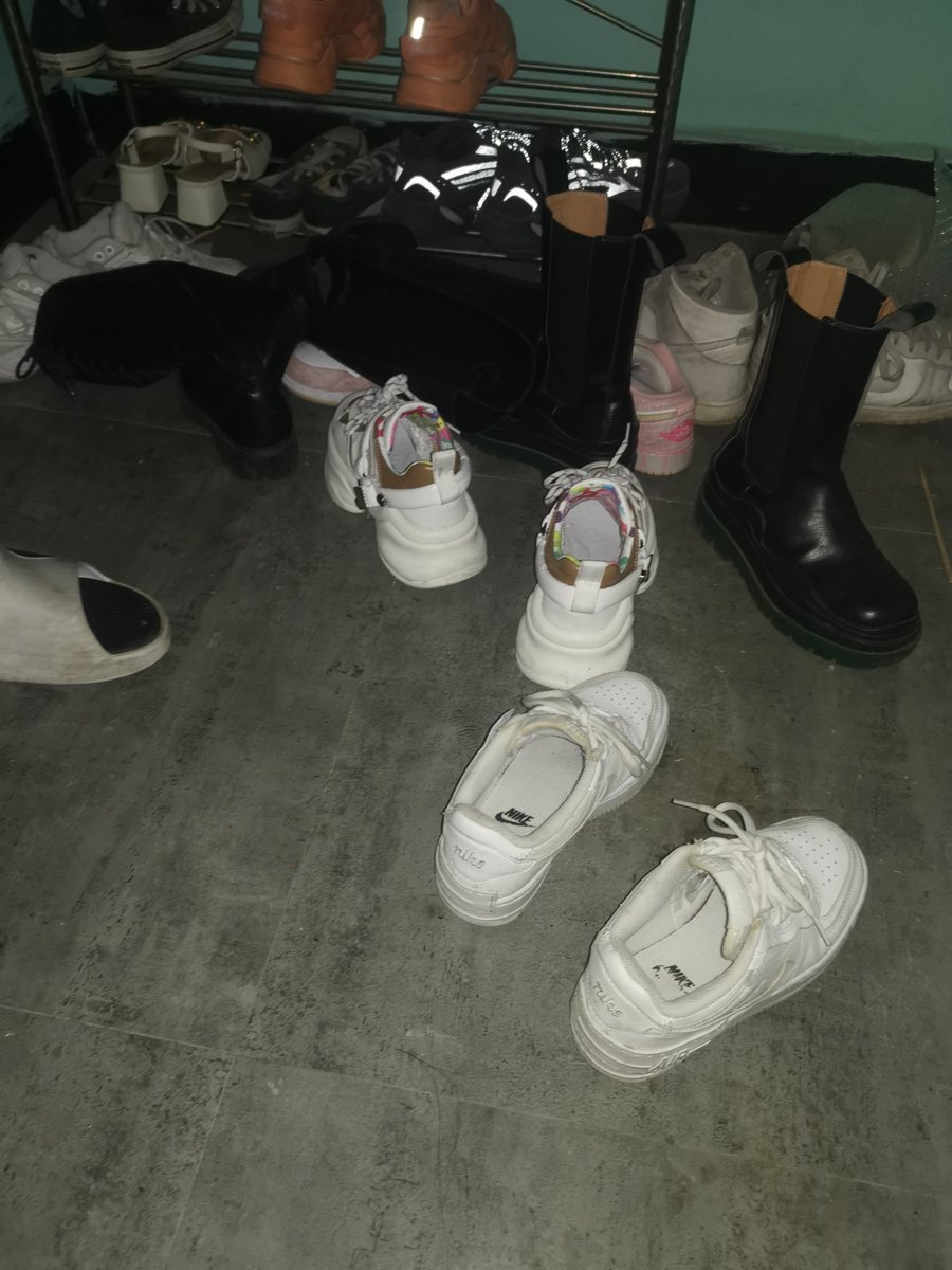 这户从外面的鞋子就可以判断出肯定会是个美女！过年最大的好处就是可以肆无忌惮的跪在别人家门口毫无顾忌的发射，幻想着小姐姐穿着鞋踩你的样子，羞辱感上头后喷薄而出！#扫楼 #打胶 https://t.co/tRH1OkYppp
