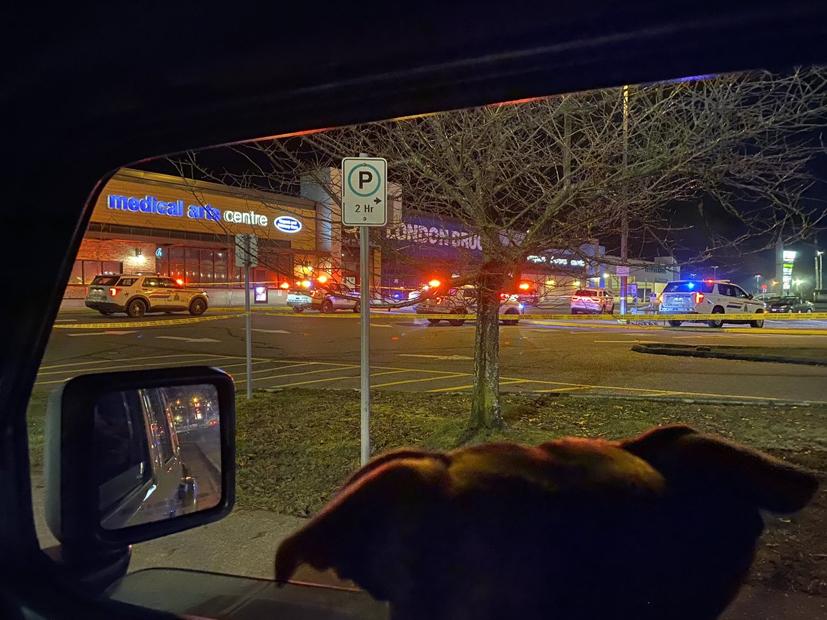 legally_cree's tweet photo. Breaking: #Portplace Nanaimo. I count 9 police vehicles. Everything is taped off. #Nanaimo #NanaimoNews #Breaking https://t.co/1m8pQhwHNH