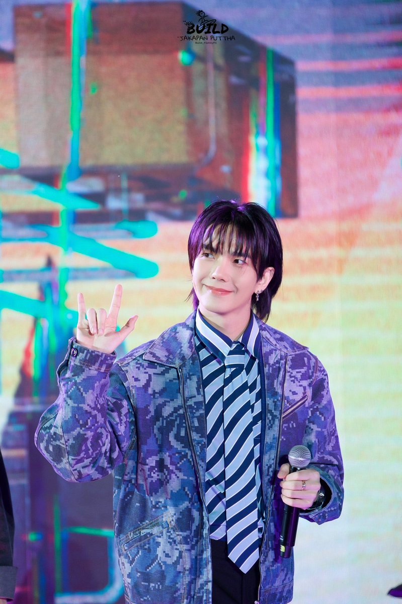 build_army's tweet photo. This FC is for all the loyal fans who stay with Build and continue to love him during this most difficult time. 

Please share with friends who love #BuildJakapan to join us.

REPLY with where you are from (eg. Filipino #BeYourLuve stay with Build 💙)

1st simple project tomorrow https://t.co/0UoWDifYgb