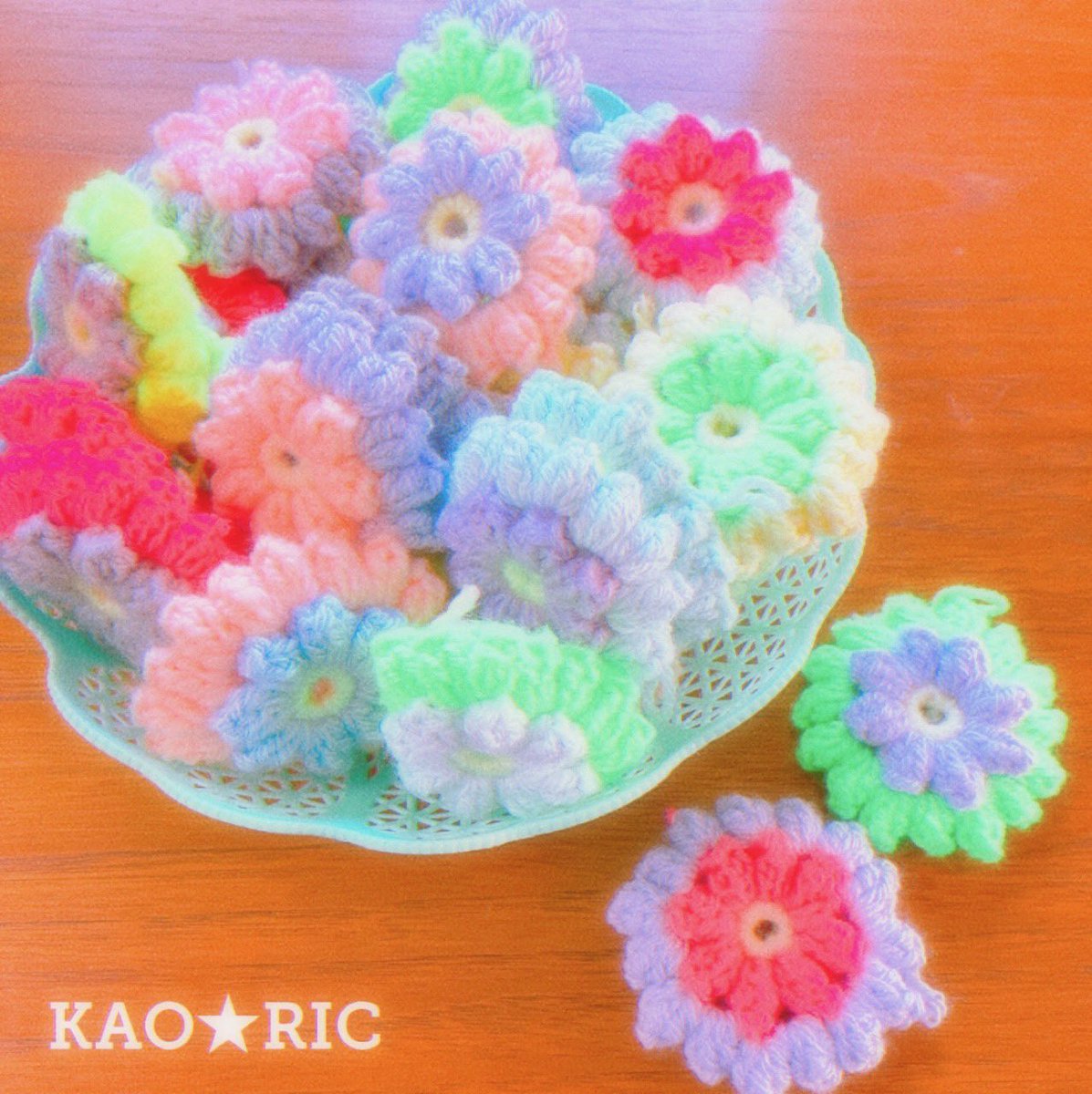 KAORIC12's tweet photo. 今日から新作工程のpostを順番にして行きます🫢💕💕💕
新作はブランケットになるよ!
✿今週水曜日に受注スタート予定です☆。.:*・゜
明日のモチーフ工程投稿もお楽しみに✨
#受注制作
#新作
#立体フラワーモチーフ
#編み物
#ブランケット
#ネオンカラー
#kaoric
#ハローサーカス https://t.co/cwQD1P9dLk
