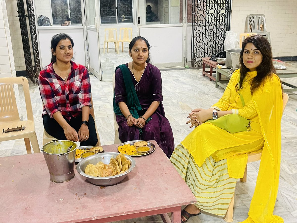 Rajeshwari_Mina's tweet photo. #चेन्नई_छठा_दिन 
#दक्षिण_भारतीय_मीना_समाज (DBMS)द्वारा की जा रही व्यवस्थाओं का कल छठा दिन था भाईयो के फ़िज़िकल तक़रीबन हो चुके,आज ज़्यादातर बहिनो का फ़िज़िकल है एक माताजी व्यवस्थाओ को देखने धर्मशाला पहुँची व्यवस्था देखकर बहुत ख़ुश हुई DBMS परिवार को आशीर्वाद देकर सरोबार कर दिया https://t.co/biGPIJa1fO