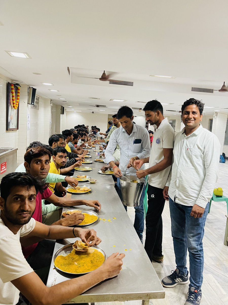 Rajeshwari_Mina's tweet photo. #चेन्नई_छठा_दिन 
#दक्षिण_भारतीय_मीना_समाज (DBMS)द्वारा की जा रही व्यवस्थाओं का कल छठा दिन था भाईयो के फ़िज़िकल तक़रीबन हो चुके,आज ज़्यादातर बहिनो का फ़िज़िकल है एक माताजी व्यवस्थाओ को देखने धर्मशाला पहुँची व्यवस्था देखकर बहुत ख़ुश हुई DBMS परिवार को आशीर्वाद देकर सरोबार कर दिया https://t.co/biGPIJa1fO