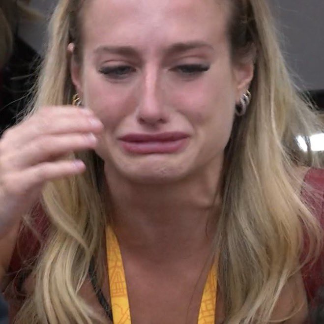 choquei's tweet photo. “Eu só fico pensando no meu pai. Deve tá querendo me arrancar daqui de dentro. Minha família vendo isso, que vergonha!” disse Bruna Griphao #BBB23 https://t.co/T6X5u9h6jR