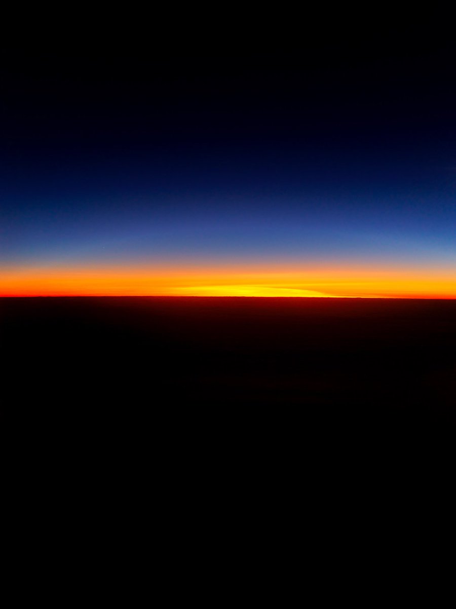 KanhemaPhoto's tweet photo. @BraydenCreation Evening sky over the Arctic Circle at 38,000ft. Hasselblad X1DII with 45mm lens. https://t.co/vR9IdJkrji
