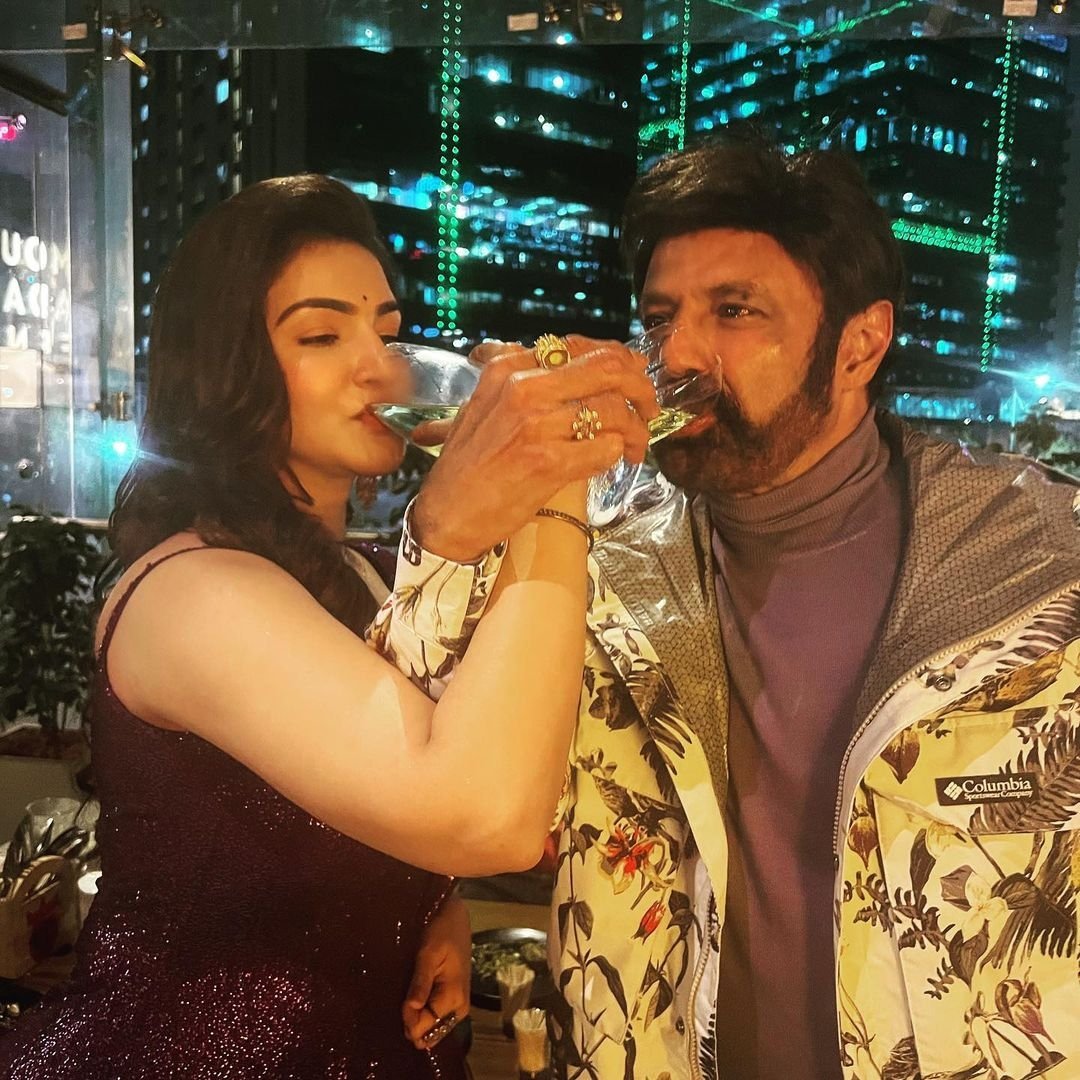 Rollmedia9's tweet photo. That's how we celebrate 🥂🥳 #JaiBalayya #VeeraSimhaReddy https://t.co/q2F3ZfhzFi