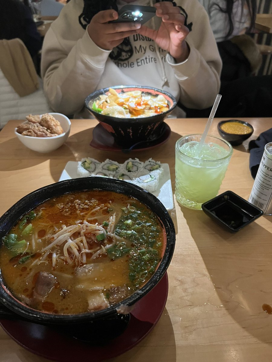 EvrybodyLuvKAEB's tweet image. #slurpingturtle 🐢❤️🤤🙌🏾