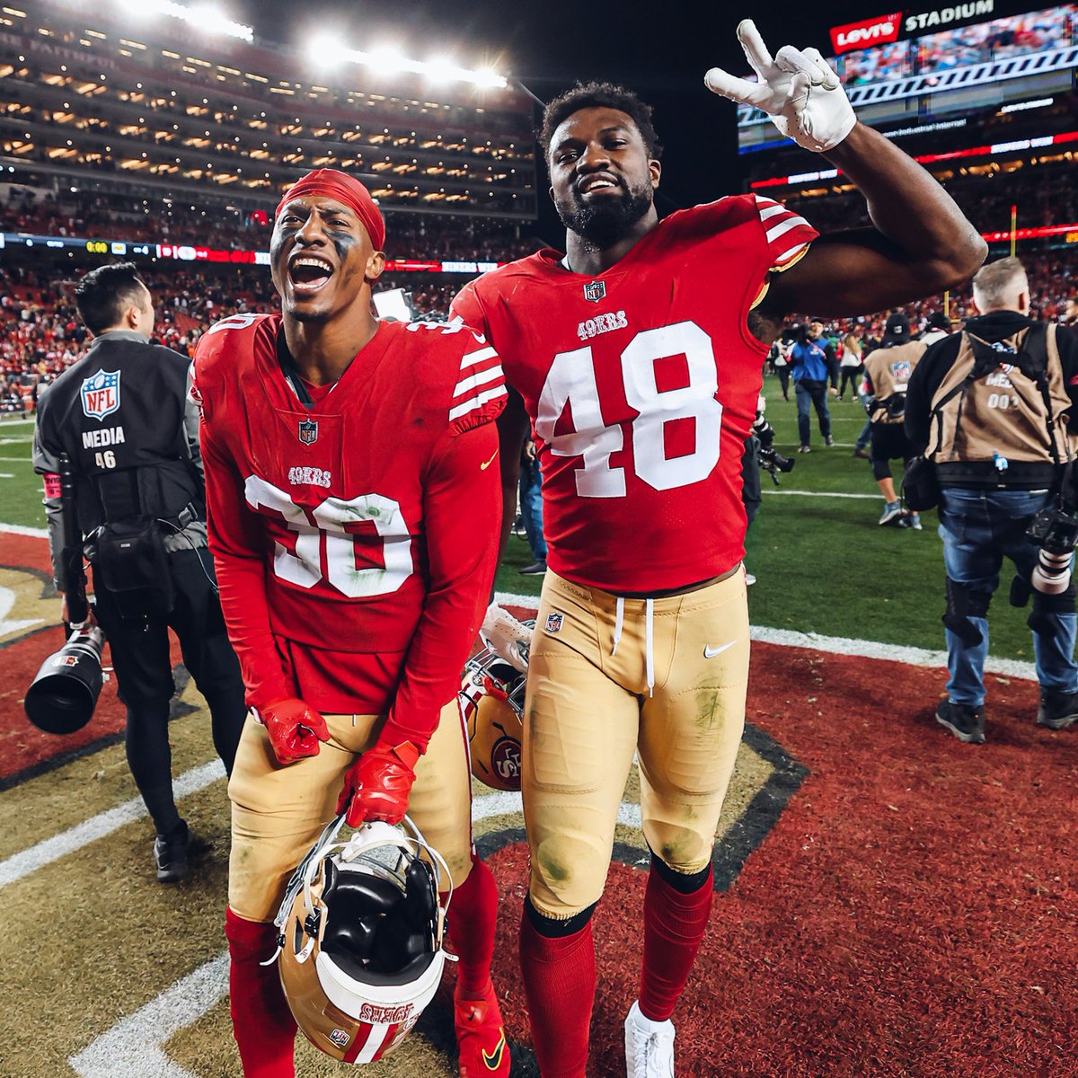 49ers's tweet photo. Hol' up, hol' up, hol' up! #FTTB