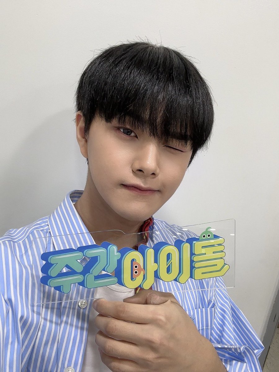 weeklyidol_'s tweet photo. #주간아 #주간아이돌 @weeklyidol_ 
#KINGDOM #킹덤 @KINGDOM_GFent
 
킹메들의 그저 빛🌟
👑킹덤이들 납시오
은혜로운 미모의 셀카는 덤😉💕

1월 25일 (수) 오후 
MBC M 7시 30분/MBCevery1 12시
주간아이돌 본방사수📺

#단 #아이반 #아서 
#자한 #무진 #루이 #훤 https://t.co/7KVfHHkUMU