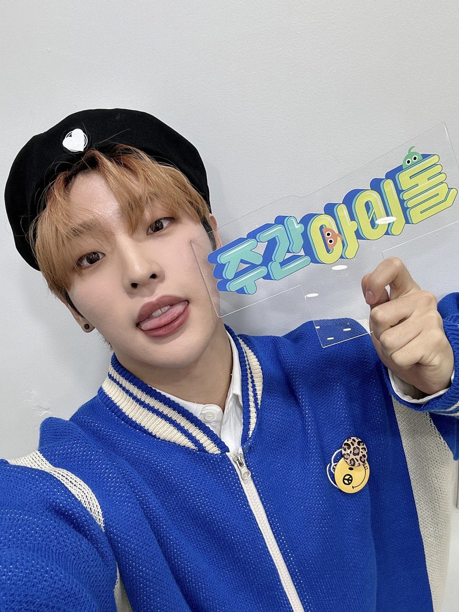 weeklyidol_'s tweet photo. #주간아 #주간아이돌 @weeklyidol_ 
#KINGDOM #킹덤 @KINGDOM_GFent
 
킹메들의 그저 빛🌟
👑킹덤이들 납시오
은혜로운 미모의 셀카는 덤😉💕

1월 25일 (수) 오후 
MBC M 7시 30분/MBCevery1 12시
주간아이돌 본방사수📺

#단 #아이반 #아서 
#자한 #무진 #루이 #훤 https://t.co/7KVfHHkUMU