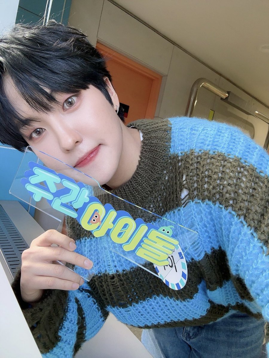 weeklyidol_'s tweet photo. #주간아 #주간아이돌 @weeklyidol_ 
#KINGDOM #킹덤 @KINGDOM_GFent
 
킹메들의 그저 빛🌟
👑킹덤이들 납시오
은혜로운 미모의 셀카는 덤😉💕

1월 25일 (수) 오후 
MBC M 7시 30분/MBCevery1 12시
주간아이돌 본방사수📺

#단 #아이반 #아서 
#자한 #무진 #루이 #훤 https://t.co/7KVfHHkUMU