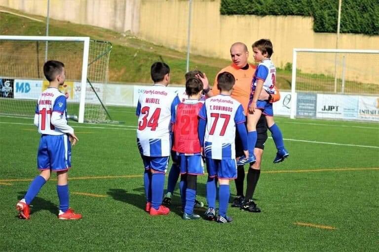 Desporto_20's tweet photo. No fim do jogo de sub-10, entre Lixa e Lagares, o árbitro confortou as crianças do Lixa, que estavam tristes após a derrota 👏
#lixa #lagares #Portugal #viral #fyp #football #Children #beautiful https://t.co/5G5pop9o2W