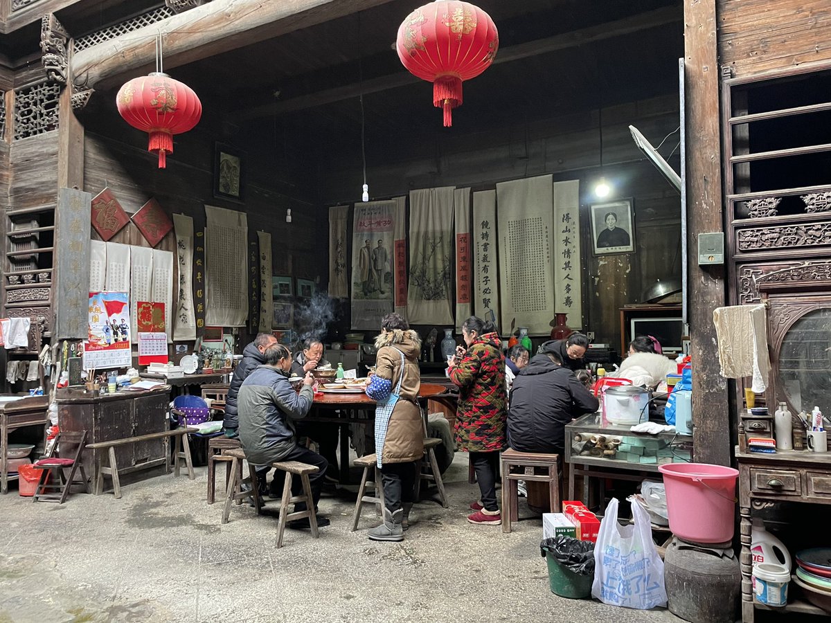 neko_china's tweet photo. 安徽省西递。150年前に出来た村がそのまま保存されている。観光地でありながら、過度な商業化も無く、一般家庭の団欒の様子を見れて、とても素敵。
#中国春節 https://t.co/9yPjdWcvRQ