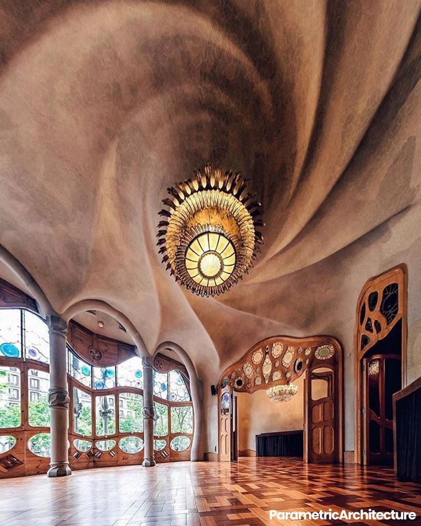 Spiraling lines🌀at the ceiling of 🛖Casa Batllo by 🖋Antoni Gaudi in📍Barcelona, Spain - 1906. Inside of the Casa Batlló is a marvel of design.

📸 Nicanor García

#AntoniGaudi #CasaBatllo #barcelona #spain #barcelonacity #antonigaudiarchitecture #amazingarchitecture