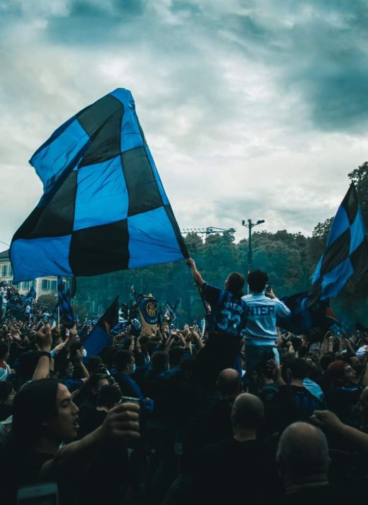 R9_22D's tweet photo. اليوم يعود الانتر للعب اليوم تعود الحياه للدوري الإيطالي 💙🖤

فورزا شريف إيطاليا صباح الخير شعب الانتر العظيم https://t.co/8lp1Zmmv9W