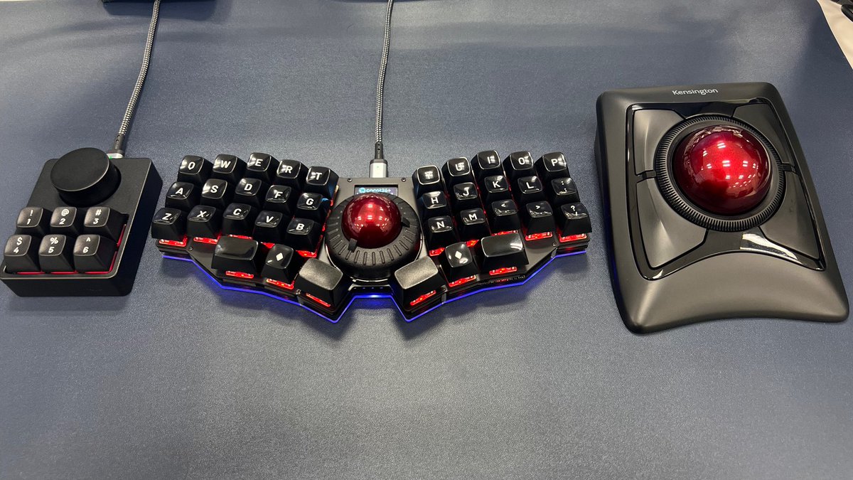 snow_saf503's tweet photo. 今日はExpertMouseとcocot36plus & CU7(HID Remapper接続)を使っています
#ExpertMouse
#cocot36plus
#トラックボール
#自作キーボード https://t.co/oosMjKss0E