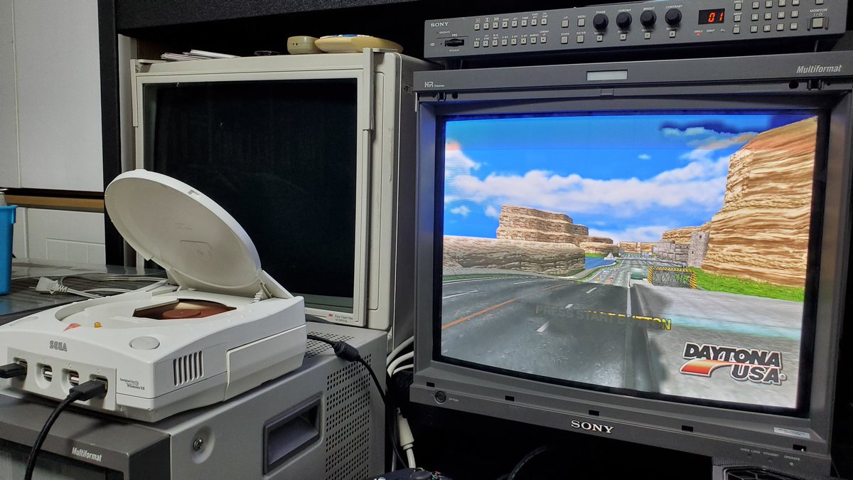 Gazuaaa_KOR's tweet image. He put a PC in Dreamcast and ran Dreamcast ver.'s Daytona USA using Dreamcast emulator (Flycast)
#DaytonaUSA #Dreamcast #Flycast