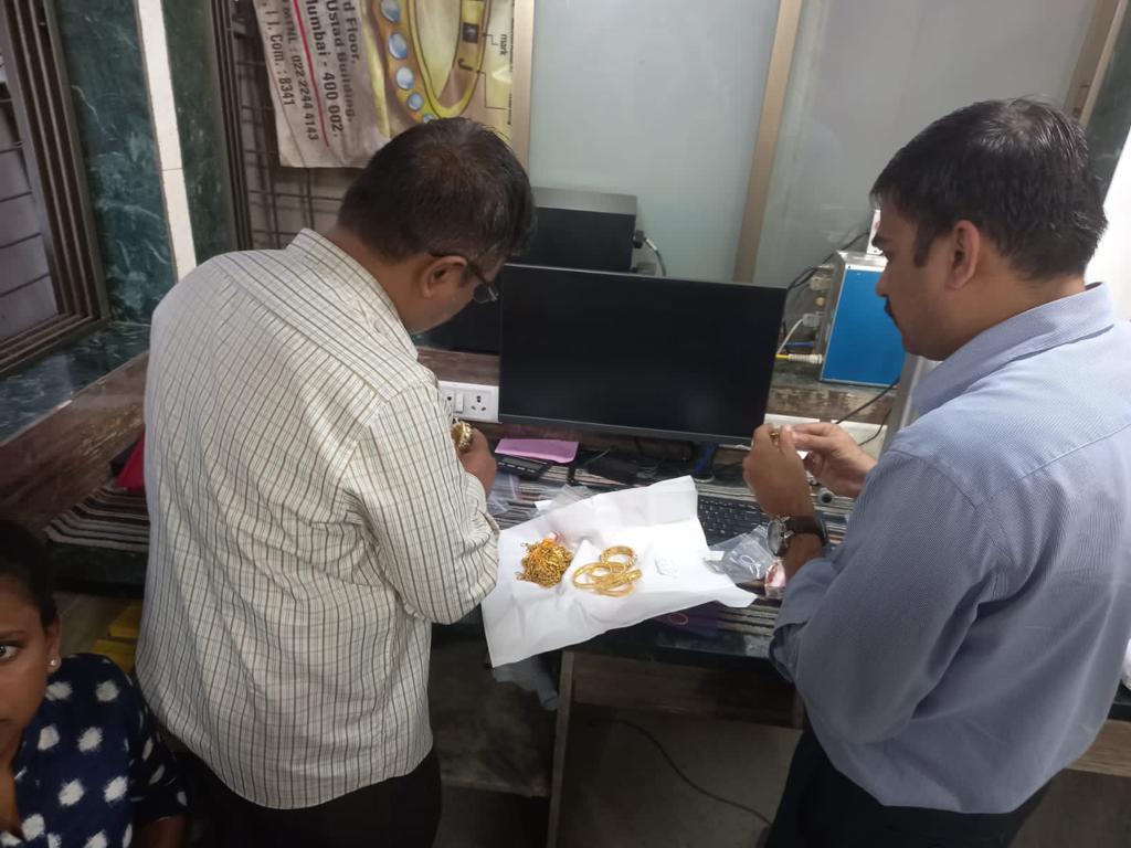 pandeyambarish's tweet image. - नकली #Hallmarking वाले गहनों की बिक्री पर @IndianStandards की सख्ती
- शिकायत/ इनपुट के आधार पर महाराष्ट्र में 6 बड़े शहरों में छापेमारी
- बिना प्रक्रिया का पालन किए हॉलमार्किंग
- नकली Hallmarking वाले 1.5 करोड़ कीमत के 2.75kg गहने सीज़ किए
#Gold 
@ZeeBusiness @MrituenjayZee