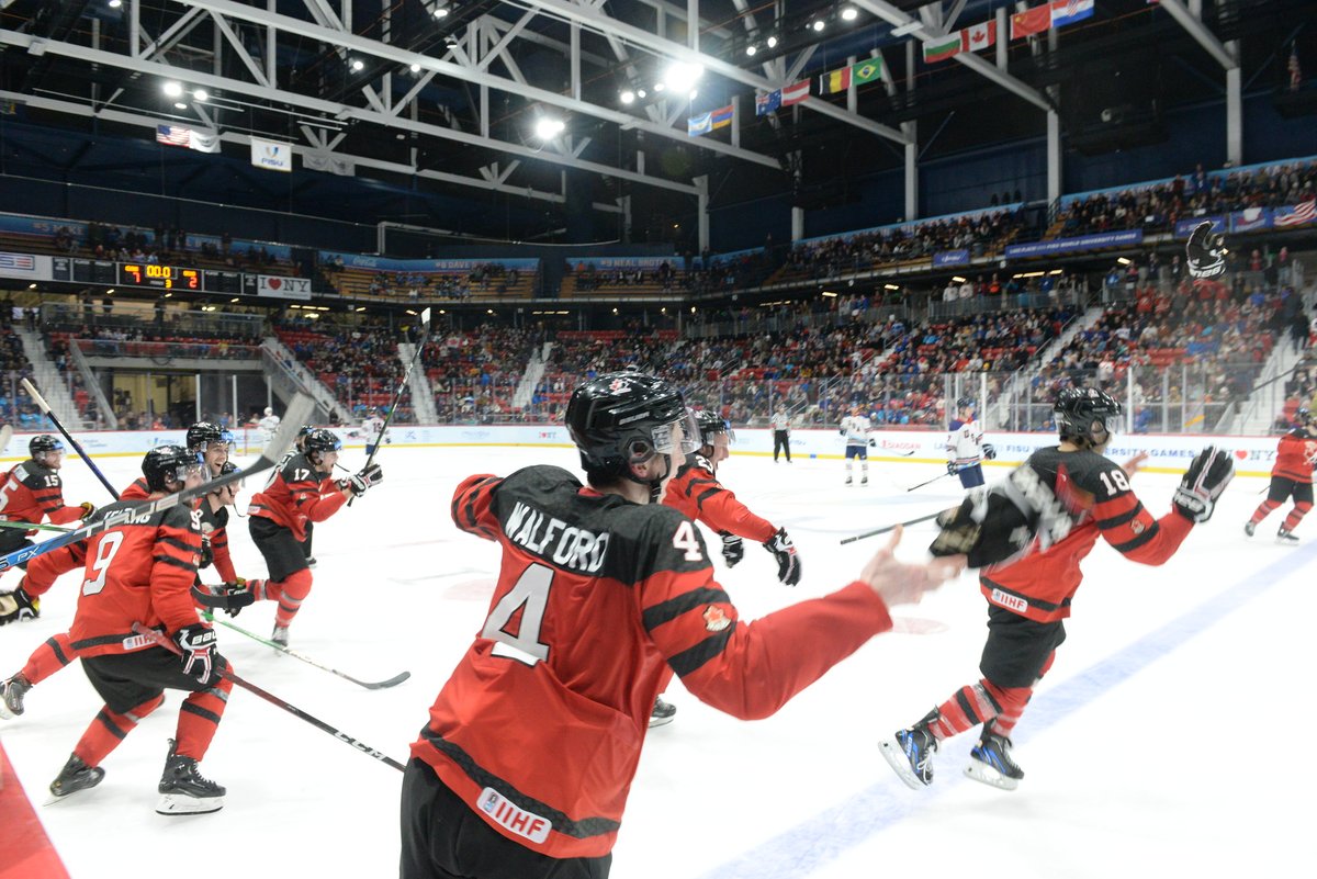 49SPORTNET's tweet photo. FISU🍁: The moment it all became real.

Team Canada. Gold Medalists in FISU Men's Hockey for the first time in a decade.

📸: @USPORTSIntl 

#USPORTS | @LakePlacid2023 | @HockeyCanada https://t.co/y8pOnlGCoW